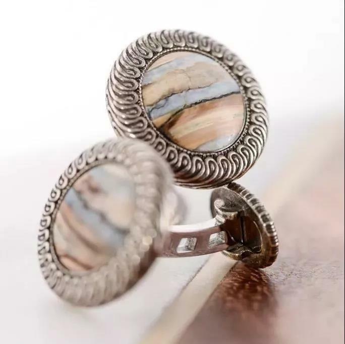 尚麟服飾酒店制服設(shè)計細節(jié)—紐扣式袖扣 尚麟服飾酒店制服設(shè)計細節(jié)—紐扣式袖扣